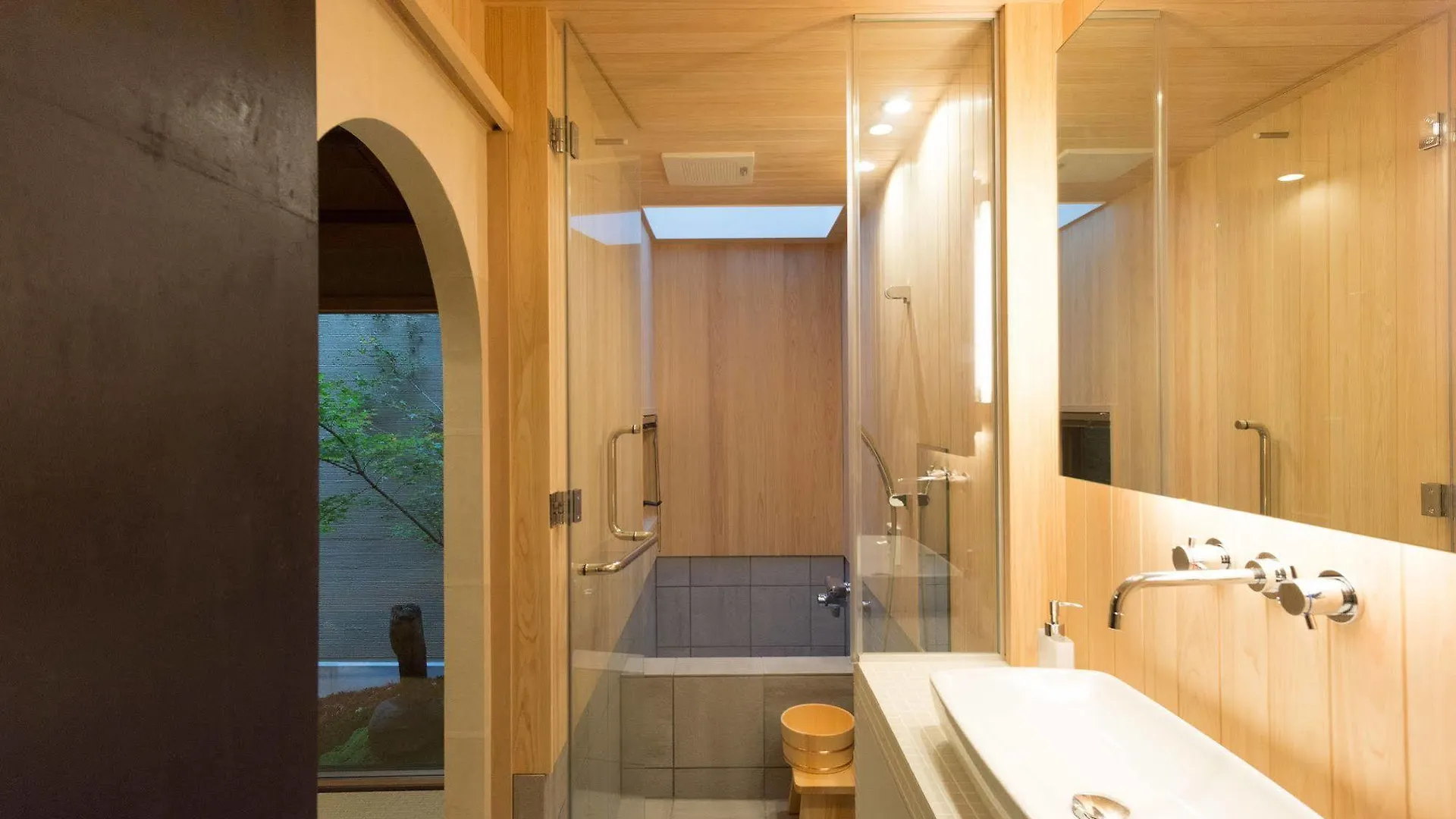 Inn 'Kakishibu-An' Machiya Holiday House